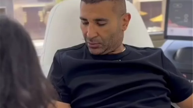 أحمد سعد يزيل الوشم: أنا حر وكل واحد يعمل اللى هو عايزه