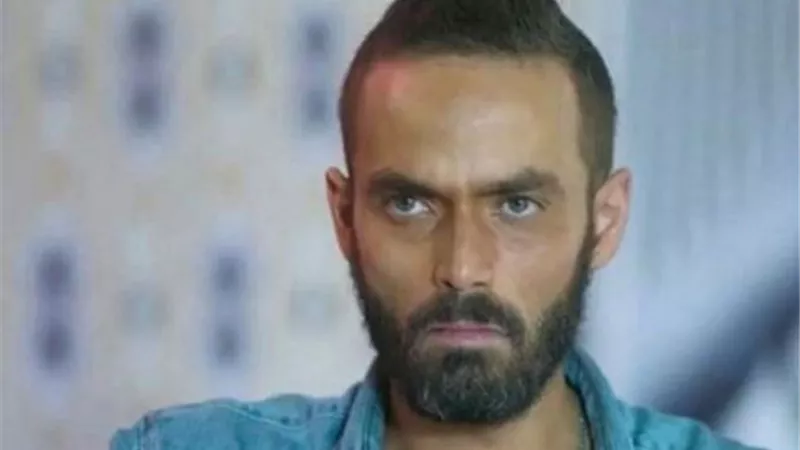 عمر حسن يوسف يرد على متابع حاول إحراجه بكشف دخولة مصحة للعلاج من الإدمان 