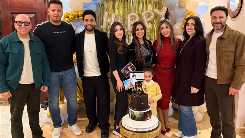 أحمد جمال يحتفل بعيد ميلاده مع زوجته فرح الموجي وبحضور نجوم الغناء