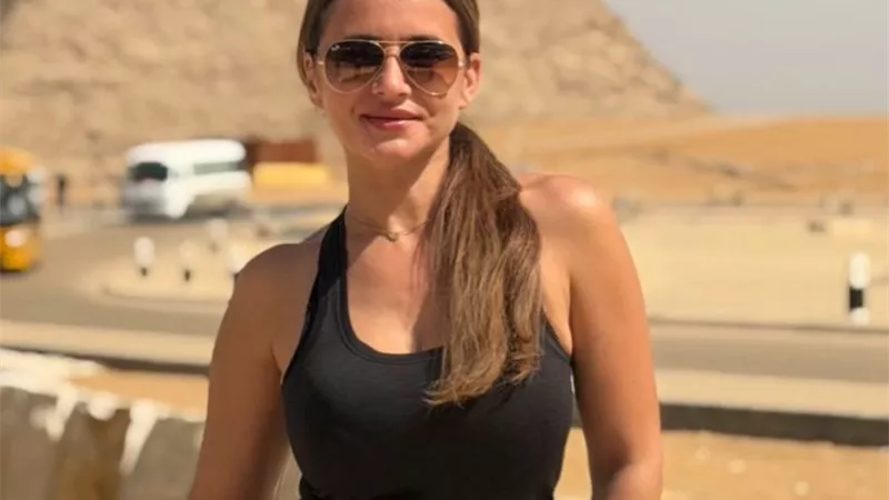 نيللي كريم تخطف أنظار جمهورها بإطلالة كاجوال من أمام سفح الأهرامات