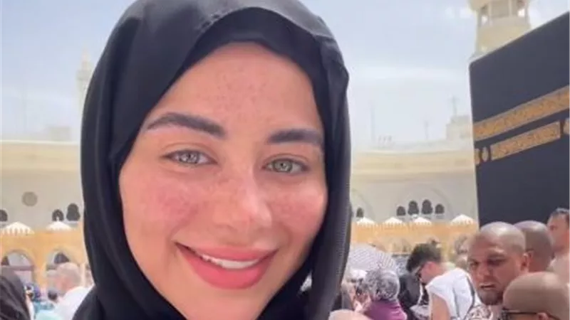 بعد نجاحها في دراما رمضان 2026 .. يارا السكري تؤدي مناسك العمرة