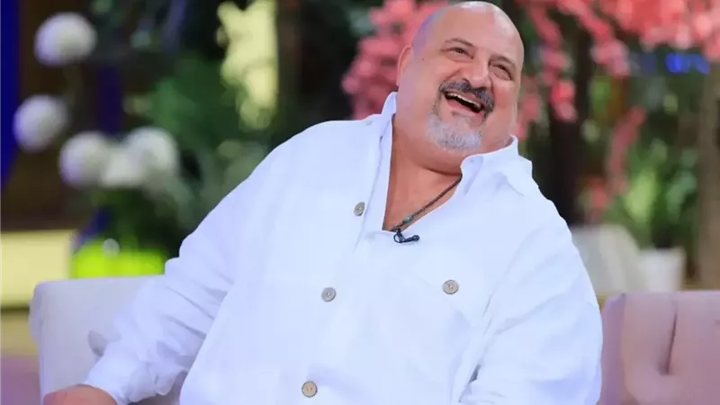 بيأكله ويغنيله.. خالد الصاوي يوثق لحظات عفوية مع 