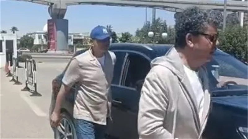 حضور شريف وعمرو عرفة جنازة مدير التصوير عبد الحميد التوني بمسجد الشرطة بالشيخ زايد