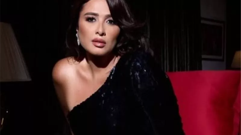 ياسمين عبدالعزيز بإطلالة كاجوال ناعمة