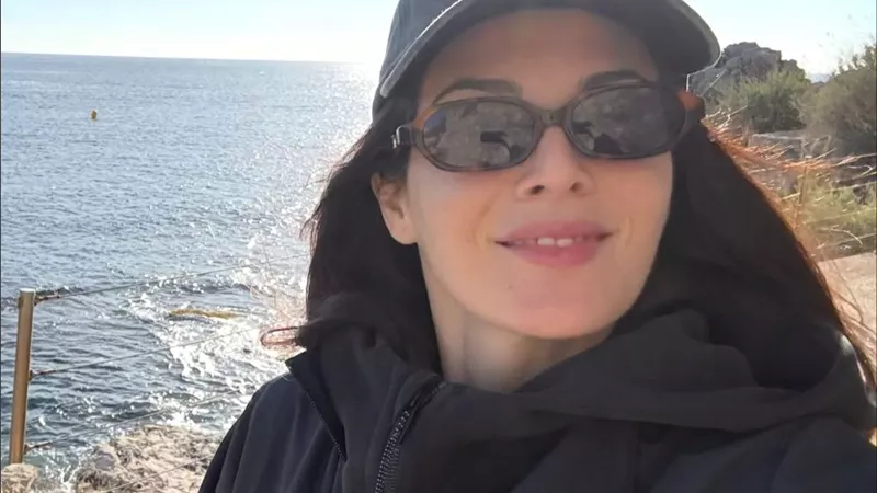 أجواء من المرح والاسترخاء.. رزان جمال تخطف الأنظار في يوم على الشاطئ