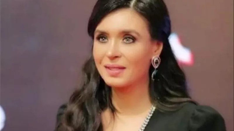 في أجواء هادئة.. دينا تحتفل بعيد ميلادها بحضور نسرين أمين