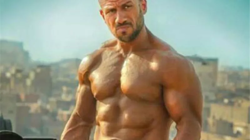 “ابتسامتك أشتريها بالحياة”.. هل تعود المياه لمجاريها بين أحمد مكي وطليقته؟