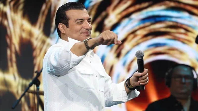 إيهاب توفيق يتألق في حفل كامل العدد بأبو ظبي.. ويشعل الأجواء بأشهر أغانيه وسط تفاعل جماهيري كبير