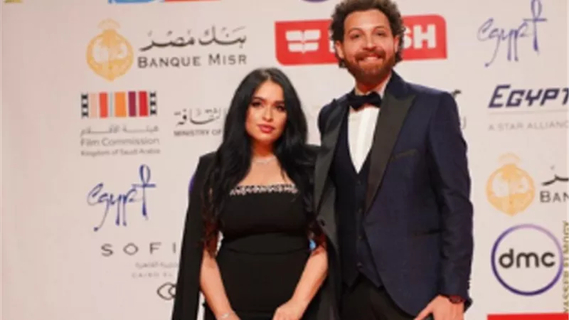 الأزمة تتصاعد.. زوجة محمود حجازي تتهمه بالتصرف في مقتنياتها دون إذنها