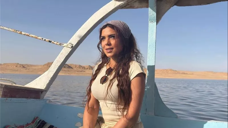 ناهد السباعي تستمتع بأجواء الشمس على إحدى بحيرات الفيوم