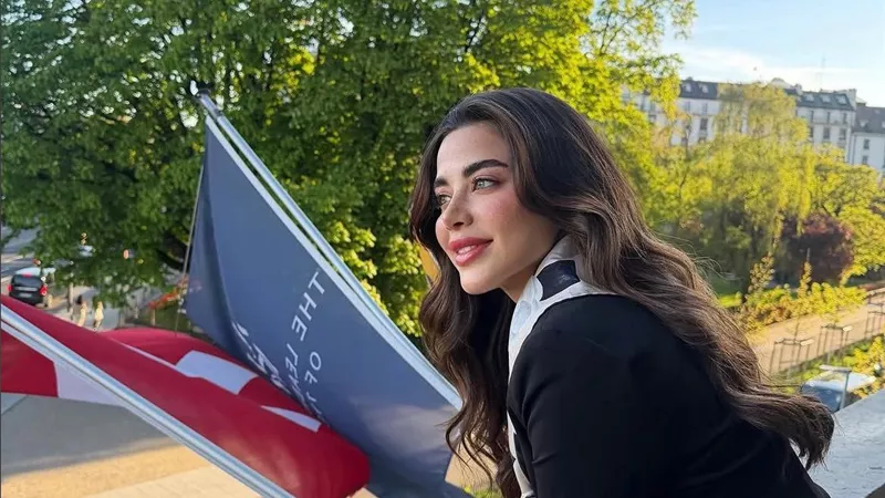 يارا السكري تتألق بإطلالة صباحية كلاسيكية أنيقة