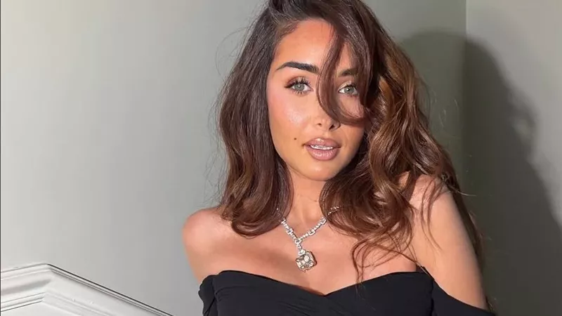 هنا الزاهد بإطلالة سوارية ناعمة تبرز جمالها