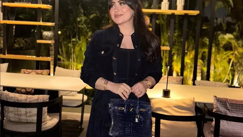 بوسي تتألق بفستان أسود راقي في أحدث ظهور لها