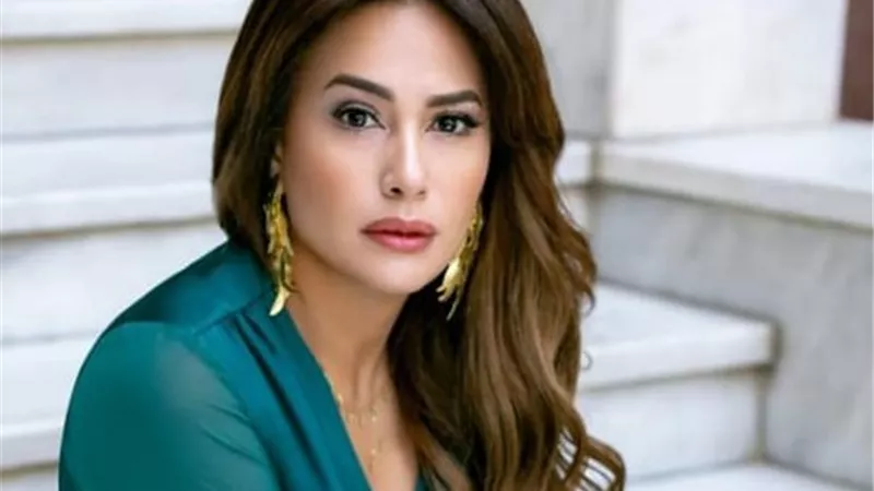 هند صبري تنعي والد منة شلبي