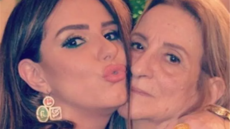 “أخذت معها كل ما هو جميل”.. رسالة حزينة من دنيا عبد العزيز في ذكرى رحيل والدتها