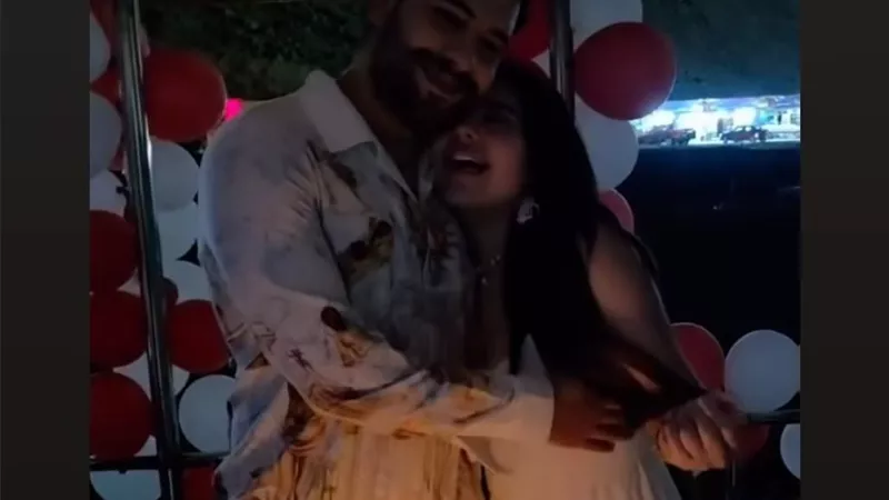 مسلم يحتفل بعيد ميلاده مع زوجته في أجواء رومانسي