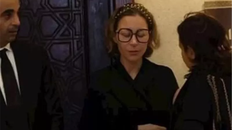 نجوم الفن والإعلام في عزاء والد منة شلبي