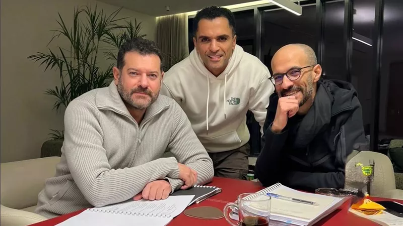 قبل ساعات من عرض الفرنساوي.. سامي الشيخ يكشف عن أولى صوره مع عمرو يوسف