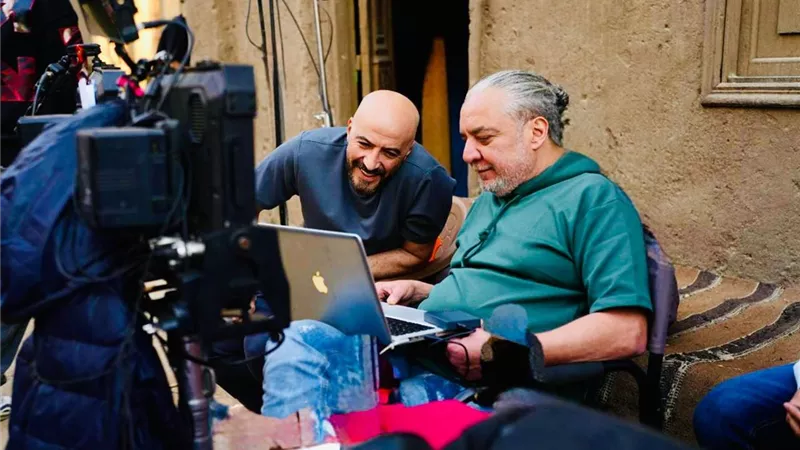مجدي الهواري والمخرج أحمد نادر جلال من داخل كواليس تصوير حكاية 