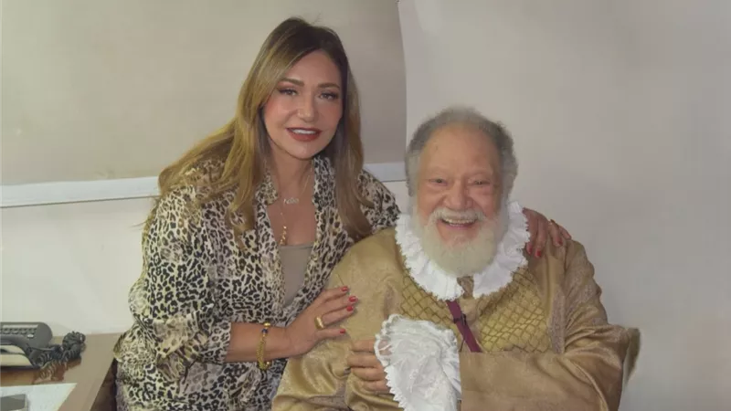 بعد حضورها العرض المسرحي.. ليلى علوي تشيد بـ