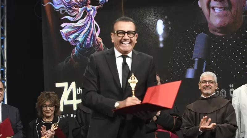 تكريم أسامة منير بجائزة «التميُّز الإعلامي» في مهرجان الكاثوليكي للسينما