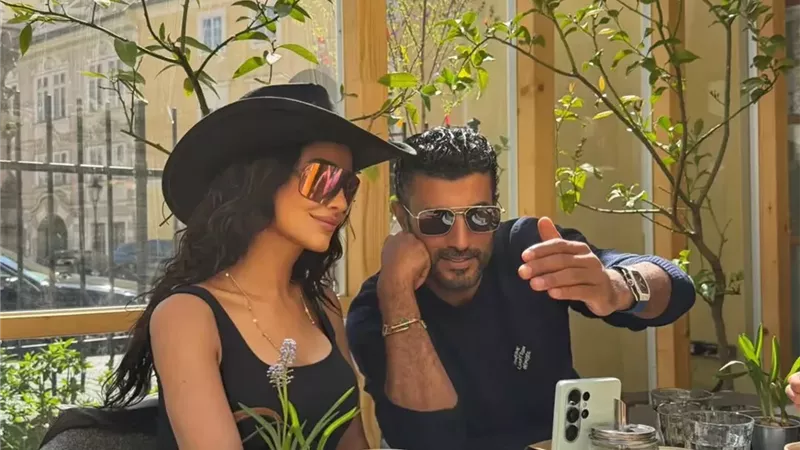 بإنسيال من الذهب.. محمد سامي يثير الجدل في أحدث ظهور له مع مي عمر  بالتشيك