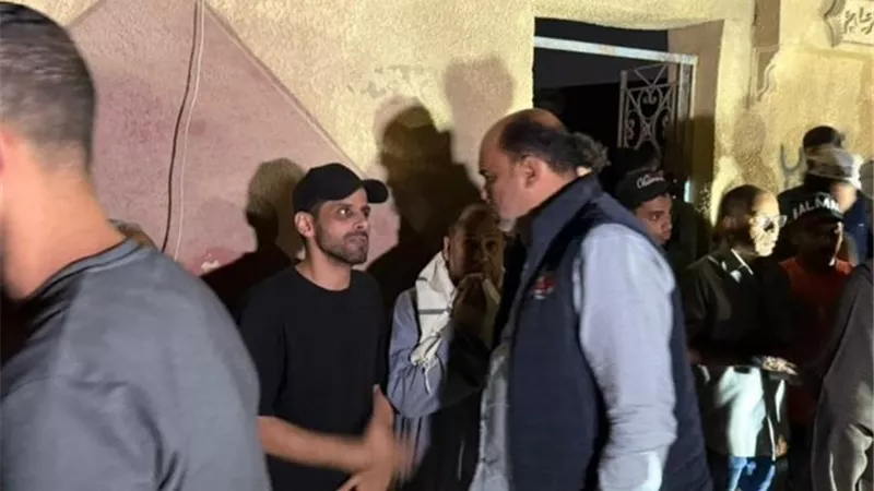 حزن حمدي الميرغني وانهيار شقيقه في جنازة والدهما بالسويس.. موعد ومكان العزاء