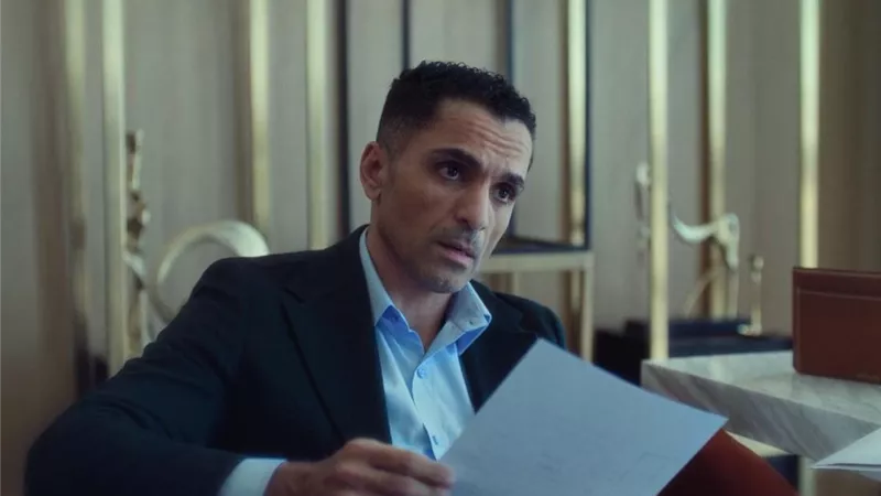 سامي الشيخ يدبر مكيدة لعمرو يوسف خلال أحداث الحلقة الثالثة من الفرنساوي