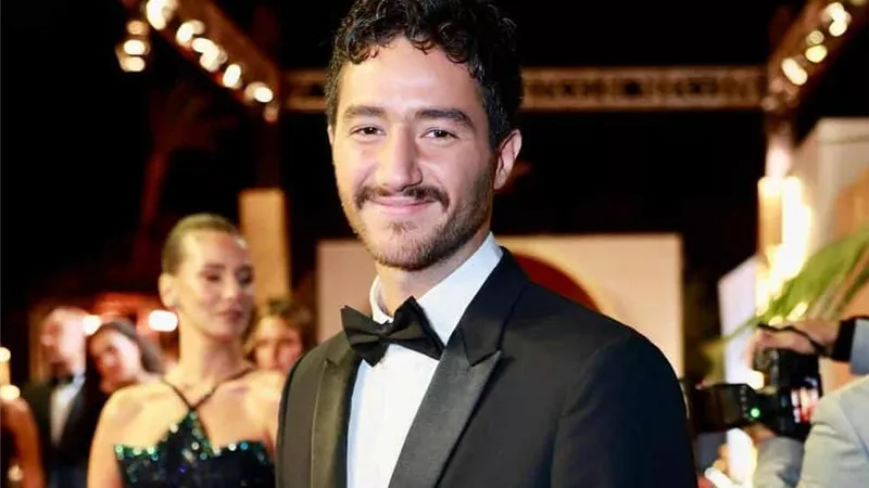تصرف مفاجئ من أحمد مالك وقت تكريمات مهرجان المركز الكاثوليكي للسينما