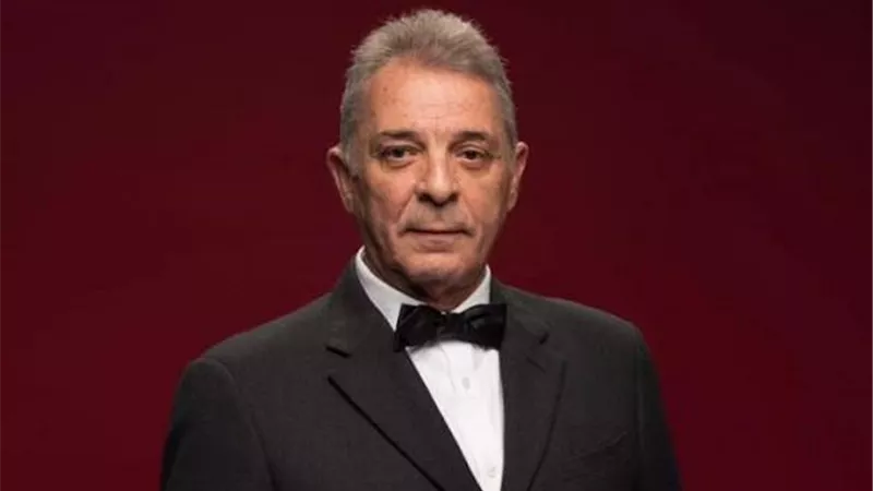 محمود حميدة: لا مجتمع بدون مسرح.. وغياب الوعي المسرحي أربك الفنانين بسبب جدل “حرمانية الفن”