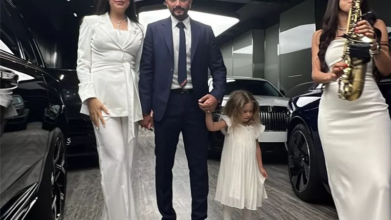 بنته في ايد ومراته في ايد .. هاجر أحمد وأحمد الحداد وبنتهم في افتتاح معرضه