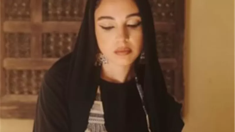 بإطلالة عربيه.. سلمي أبو ضيف في أحدث جلسة تصوير أمام الأهرامات