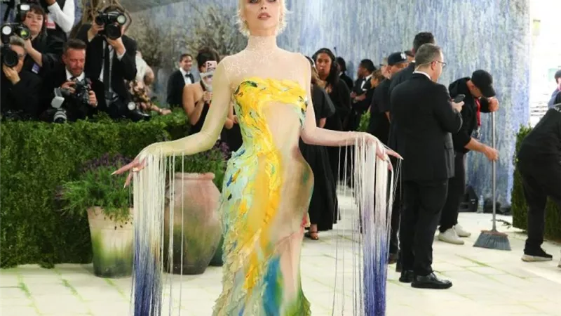 إطلالات جريئة ومبتكرة لنجوم الفن والموضة في حفل Met Gala 2026 (صور)