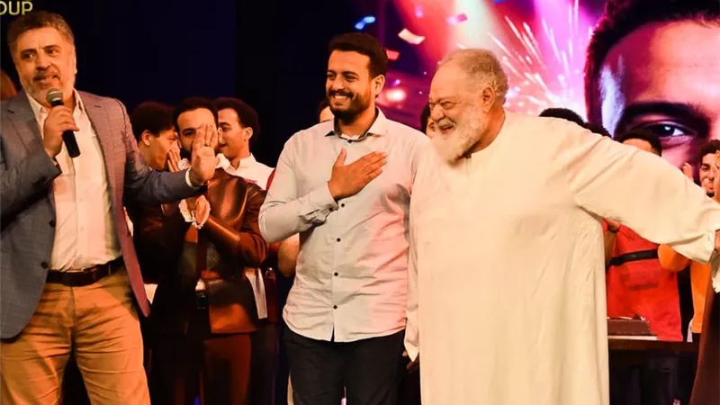 يحيى الفخراني يحتفل بعيد ميلاد المخرج محمد علي حسن على خشبة المسرح القومي