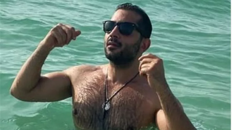 أحمد فلوكس يشارك لحظة طريفة مع شبيهه: 