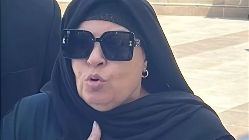 فيفي عبده تنهار بالبكاء في جنازة هاني شاكر وسط حضور نجوم الفن 