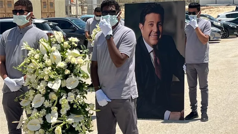 باقات ورد وصورة كبيرة.. التحضيرات الأخيرة لاستقبال جثمـان هاني شاكر بمسجد أبو شقة