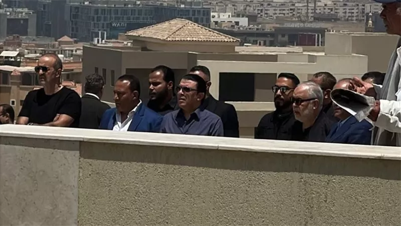 مصطفى كامل وأشرف زكي في استقبال جثمان هاني شاكر لحظة وصوله لمسجد أبو شقة