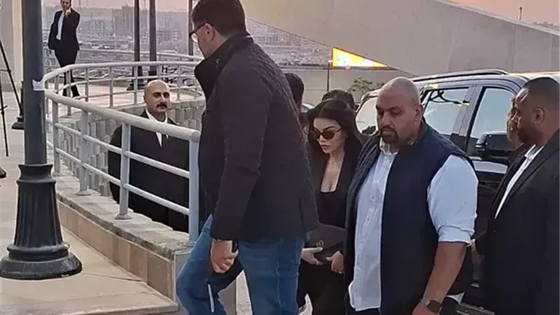 هيفاء وهبي تحضر عزاء الفنان الراحل هاني شاكر وسط حراسة مشددة.. وموقف غير متوقع منها