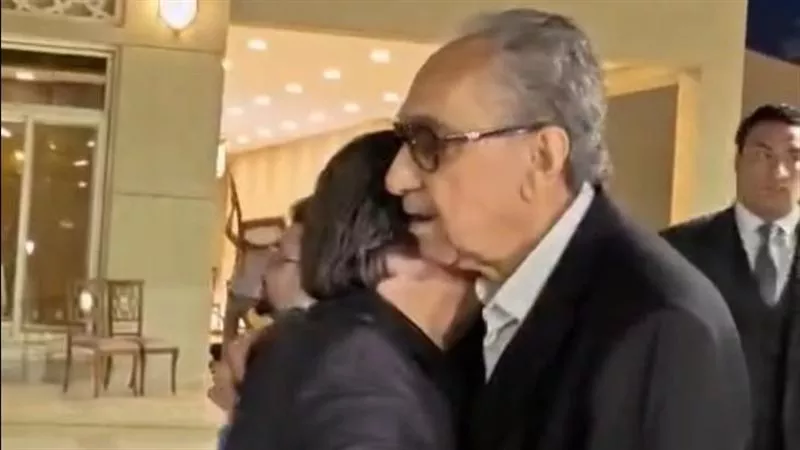 محمد أبو داود ينقذ أحد المعزيين بعد تعرضه لحالة إغماء داخل عزاء هاني شاكر