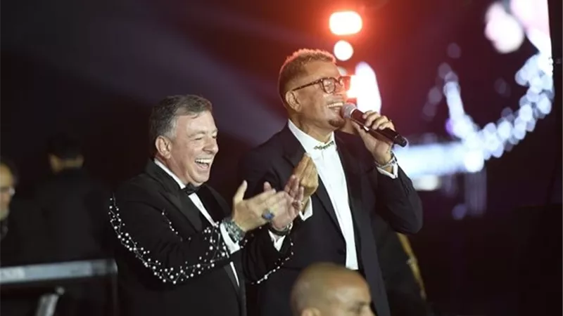 عمرو دياب يمازح نجوم الفن في حفل زفاف ابنة باسل سماقية.. ماذا قال ؟!
