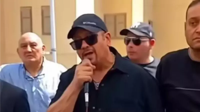 السر وراء غناء هشام عباس في جنازة هاني شاكر