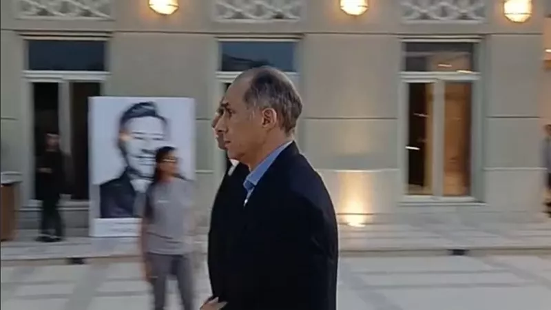 جمال مبارك يقدم واجب العزاء في رحيل الفنان هاني شاكر 
