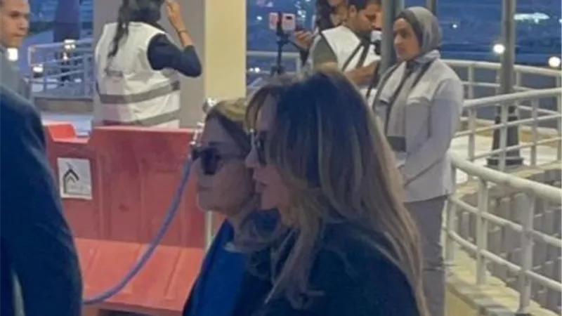 ليلى علوي وشقيقتها في عزاء هاني شاكر ووزير سابق يستقبل العزاء