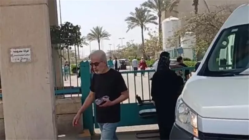 تشييع جثمان عبدالرحمن أبو زهرة من مسجد الشرطة بالشيخ زايد.. ومفيد عاشور يرافقه في لحظات وداع مؤثرة