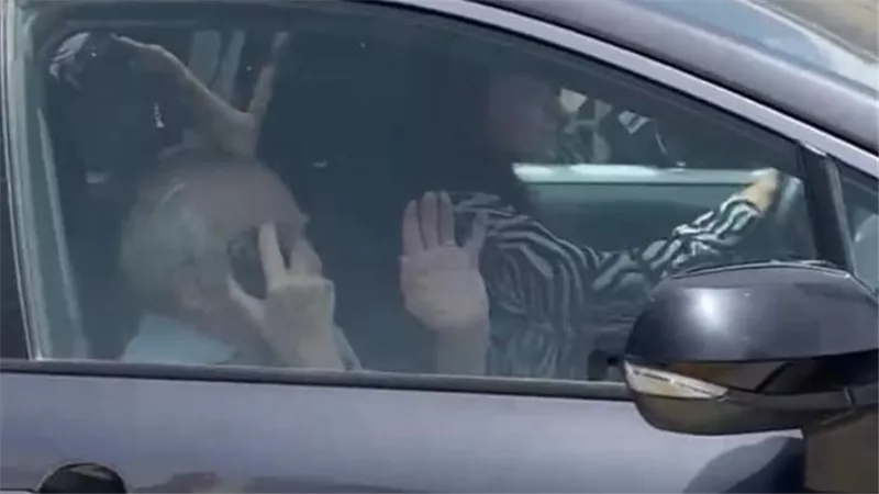 رغم الإرهاق الشديد.. رشوان توفيق يشارك في تشييع جثمان صديق عمره عبدالرحمن أبو زهرة