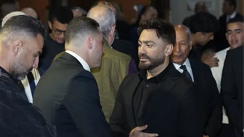 تامر حسني يواسي نجل هاني شاكر في عزاء والده 