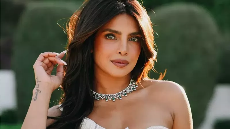 بالساري الأبيض.. بريانكا شوبرا تخطف الأنظار في 