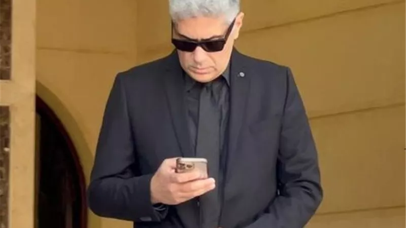 وصول نجل عبد الرحمن أبو زهرة لاستقبال عزاء والده