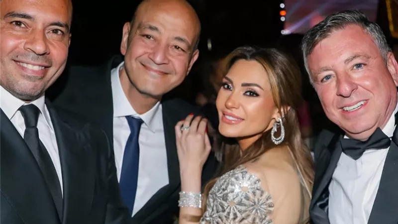 الإعلامي عمرو أديب وزوجته دينا طلعت خلال حفل زفاف ابنة رجل الأعمال باسل سماقية